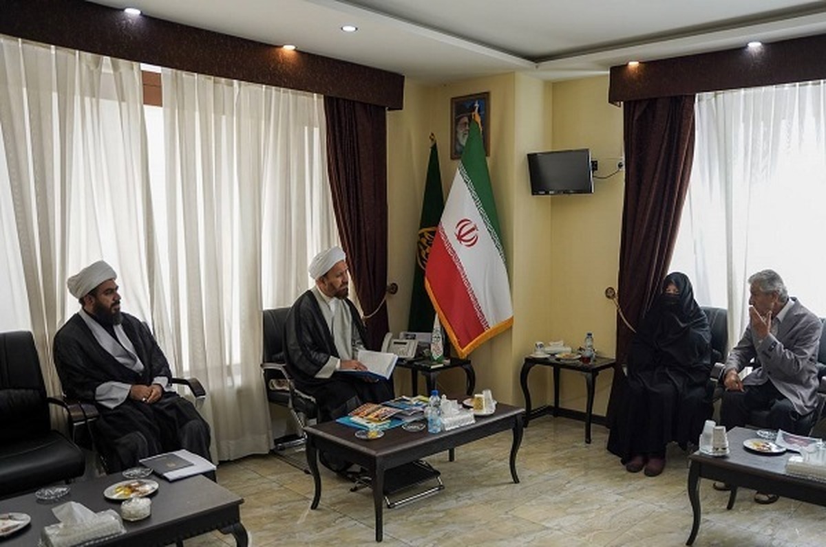 اهدا کتب مطالعاتی آیت الله فخرالمحققین به کتابخانه حرم شاهچراغ