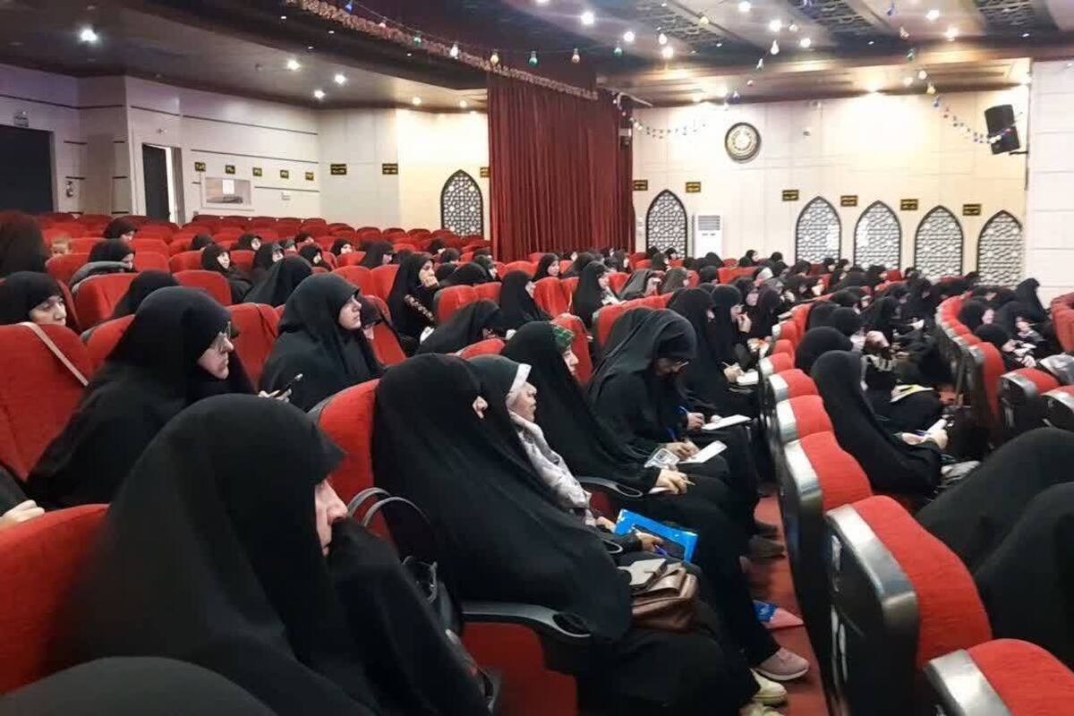 ضرورت حضور فعال طلاب خواهر بسیجی در عرصه‌های سه‌گانه/تضمین شکست دشمنان با صبر و سکینه و هدایت معنوی طلاب