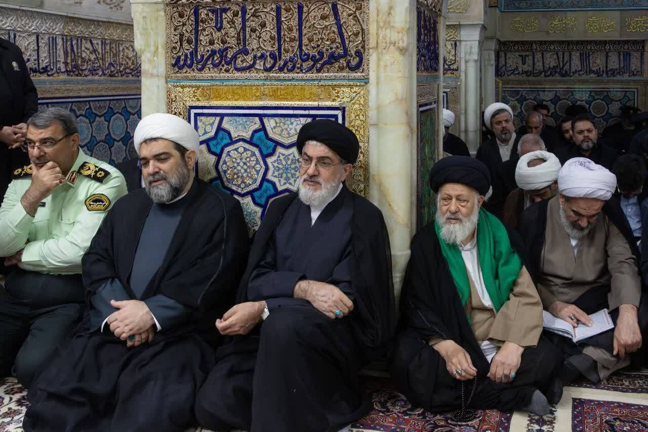 غبارروبی مضجع امام رضا با حضور خانواده شهدای جنگ ۱۲روزه