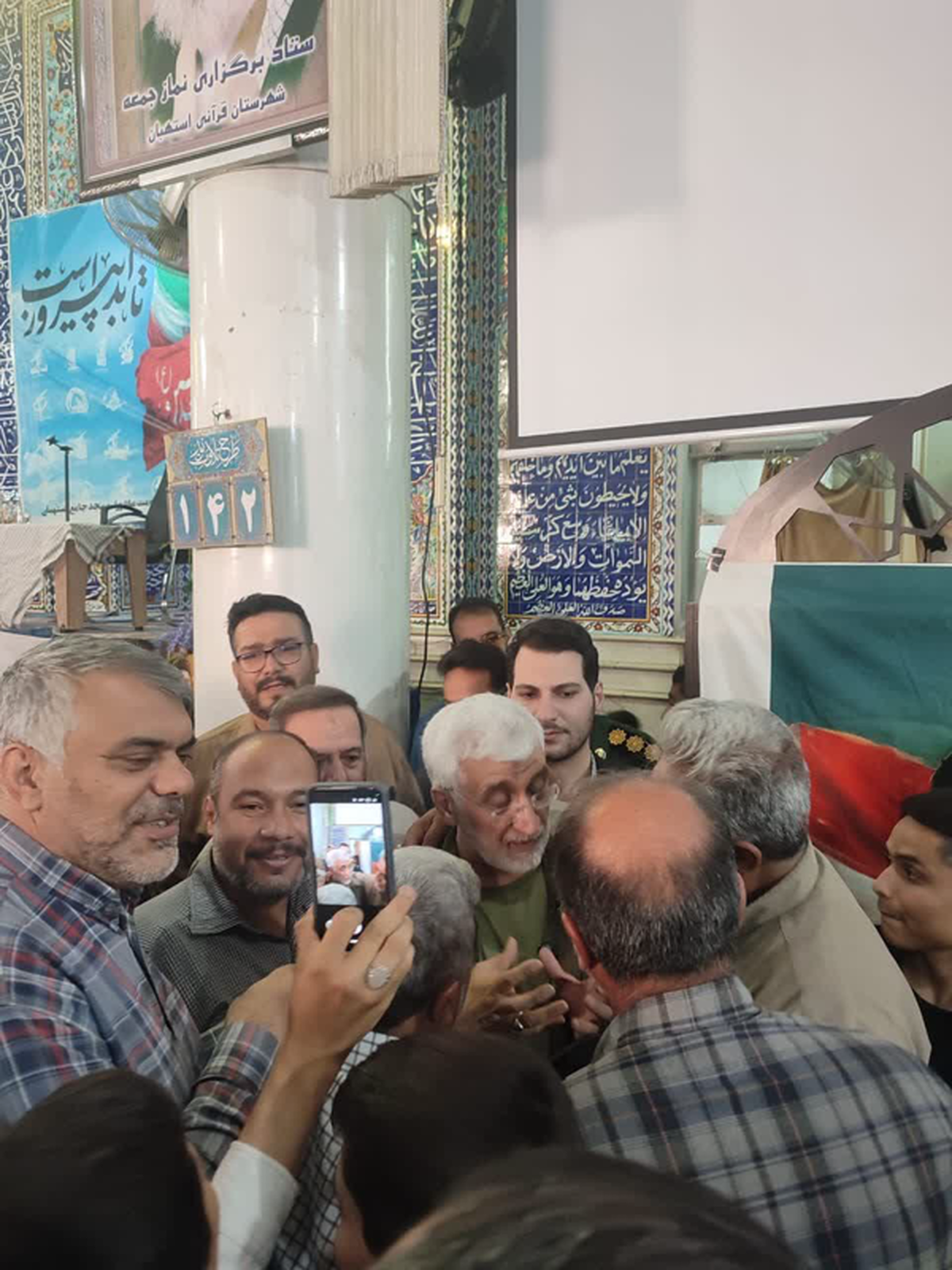 مردم در کنار نقد، به دولت کمک هم بکنند