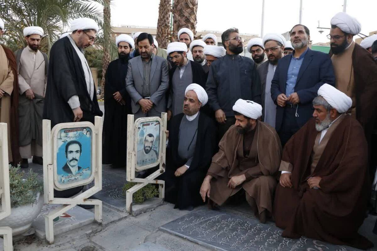 تجدید عهد مسئولان و مدیران بسیج طلاب با آرمان‌های شهدا در گلزار تخت فولاد اصفهان