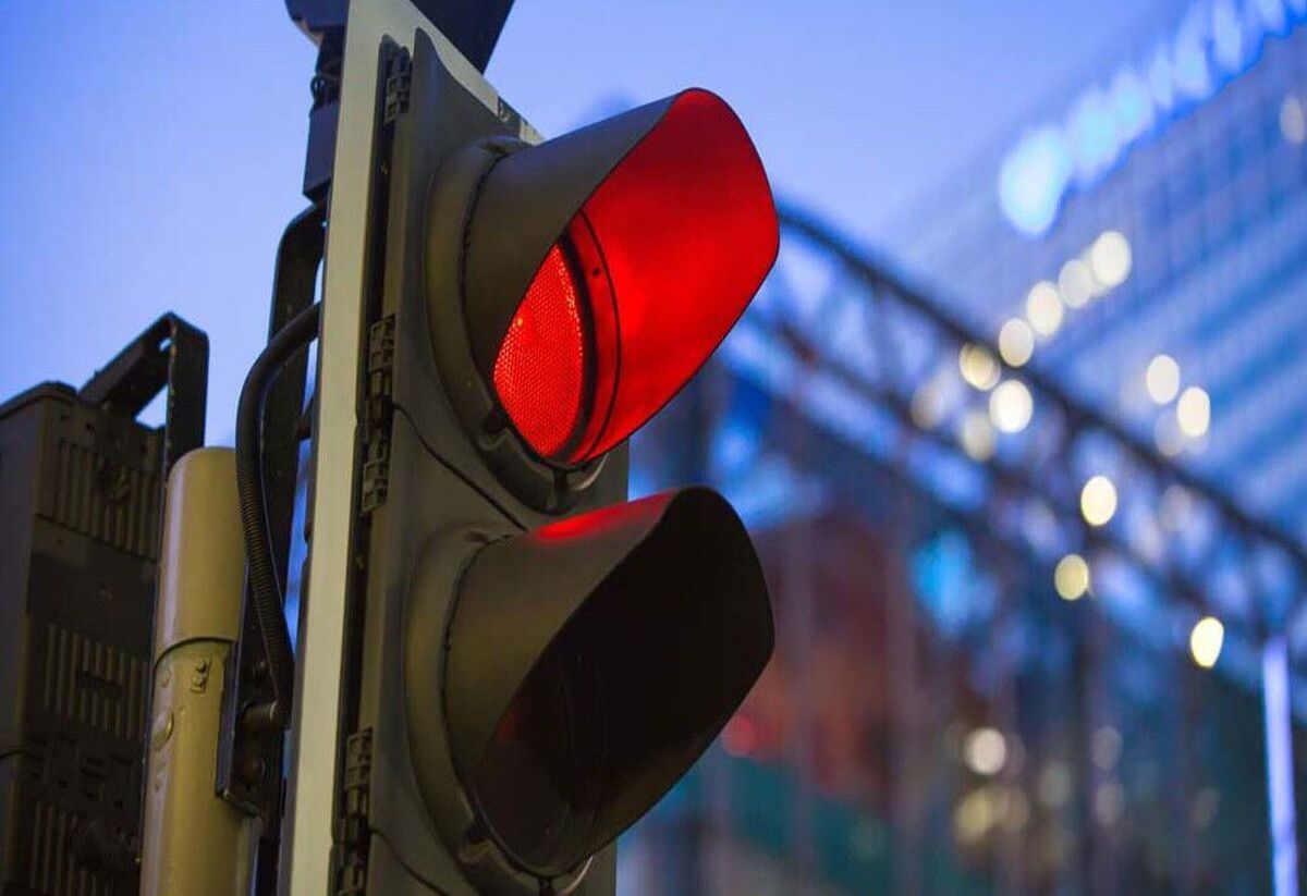 عبور از چراغ قرمز برای خودروی شخصی ۵ نمره منفی و برای اتوبوس ۱۰ نمره!