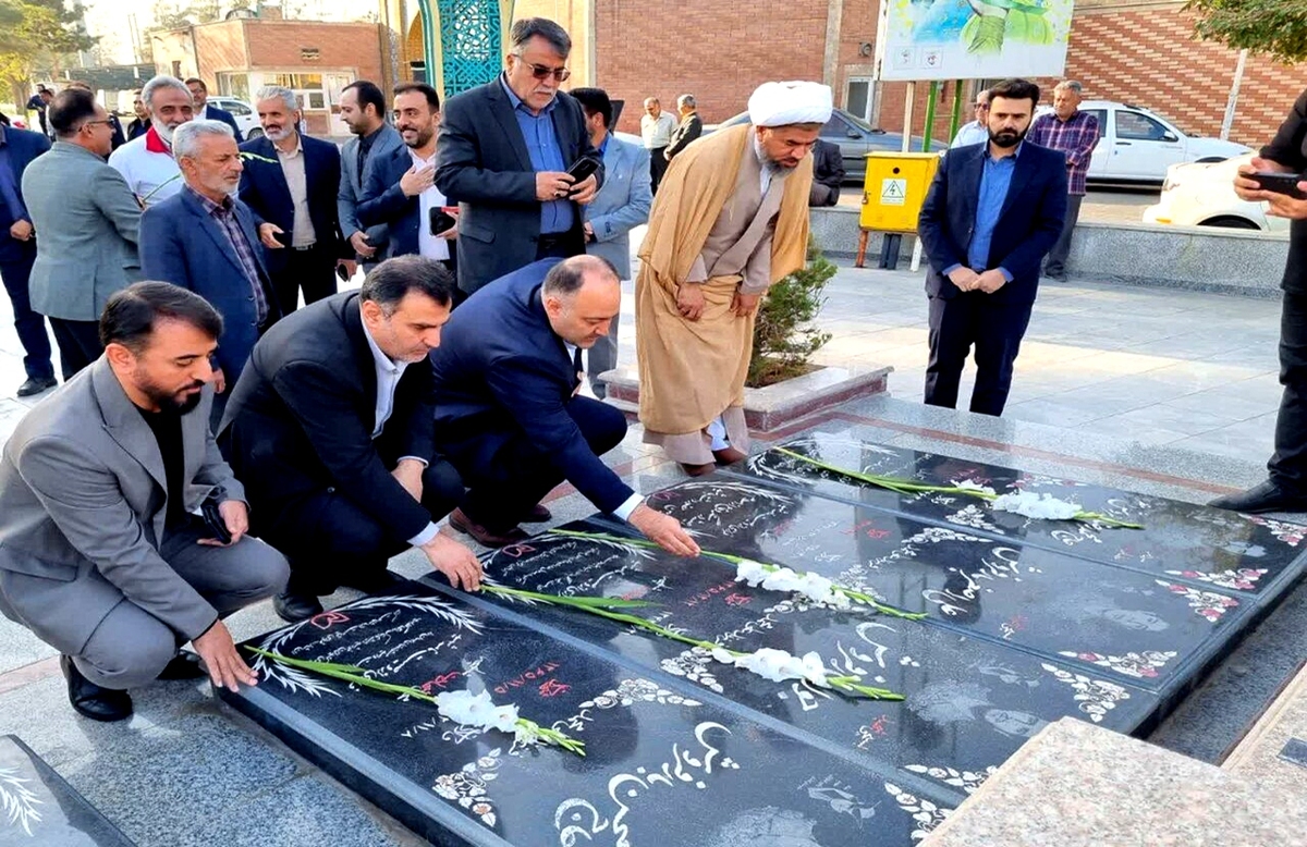 رؤسا و مدیران دستگاه‌های اجرایی کاشان با آرمان‌های شهدا تجدید میثاق کردند