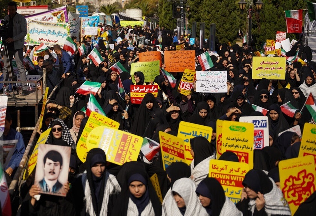 مردم شیراز با شعارهای ضد استکباری وحدت خود را به رخ دشمن کشیدند + تصاویر