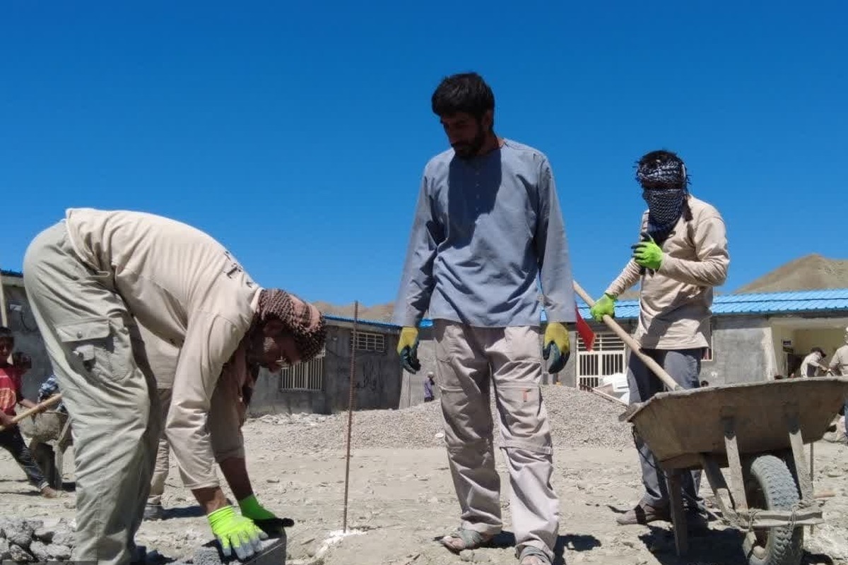 خدمت بی‌منت در قمرود؛ جلوه‌ای از ایمان و همدلی کارکنان استانداری قم