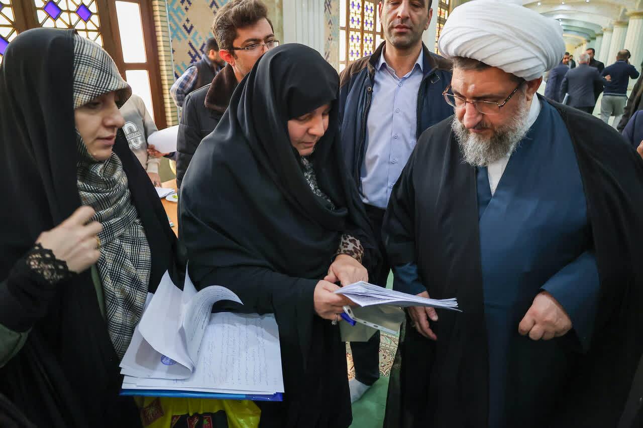 بازدید حجت الاسلام مطهری اصل از میز خدمت مصلی تبریز+ تصاویر