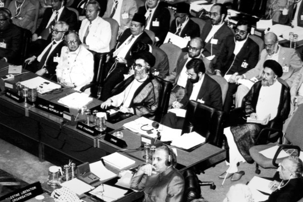 امام خامنهای و الزام به تعهد غیر متعهدها امام خامنهای و الزام به تعهد غیر متعهدها