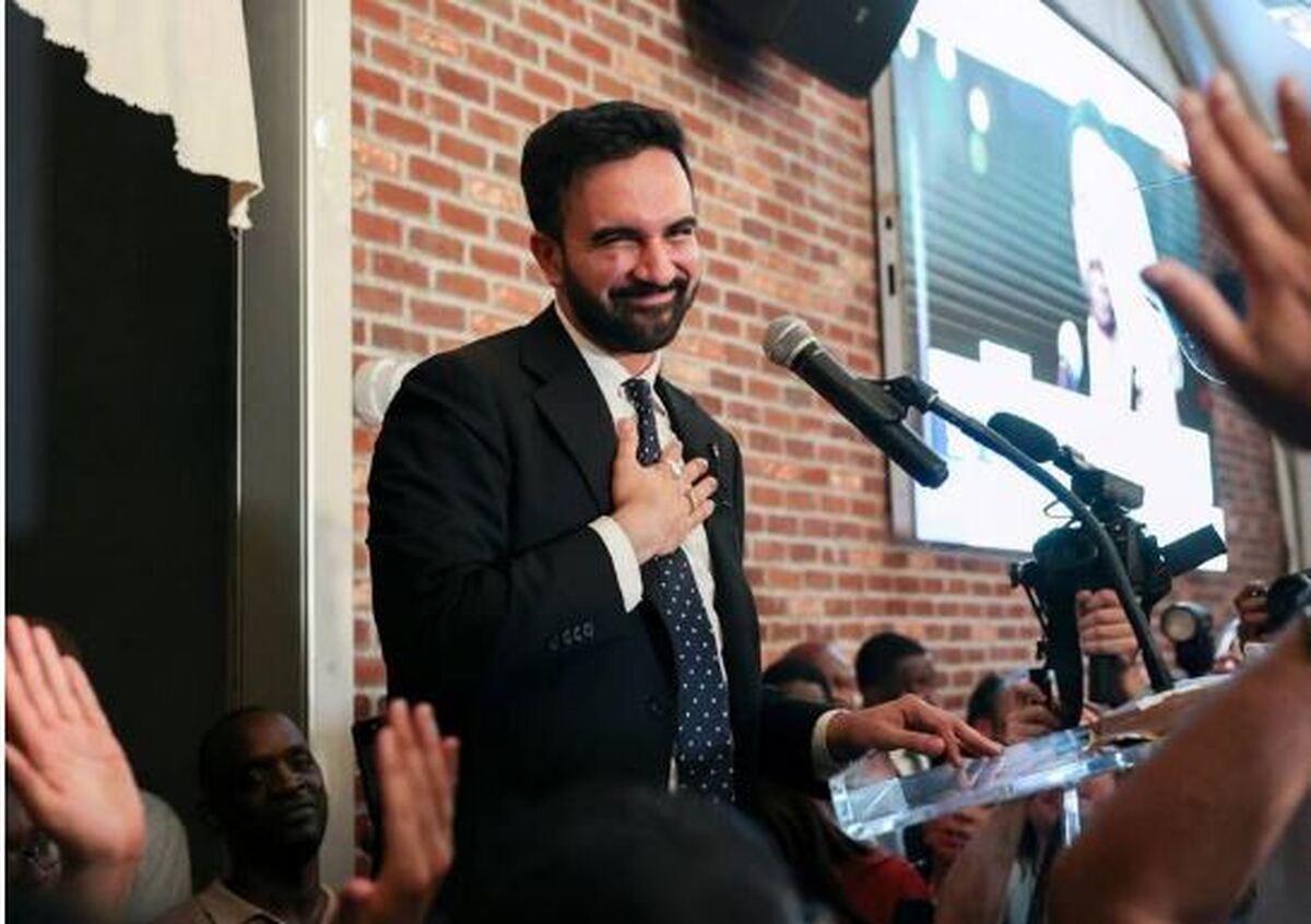 «زُهران ممدانی» کیست؟/ شهردار مسلمان نیویورک با پرچم فلسطین در یک دست و پرچم رنگین‌کمانی در دست دیگر