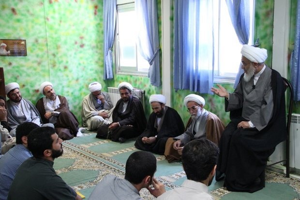 نه فسیل، نه نهالفروش؛ چرا باید کنشگری اجتماعی طلاب از سال اول، امری الزامی باشد؟ نه فسیل، نه نهالفروش؛ چرا باید کنشگری اجتماعی طلاب از سال اول، امری الزامی باشد؟