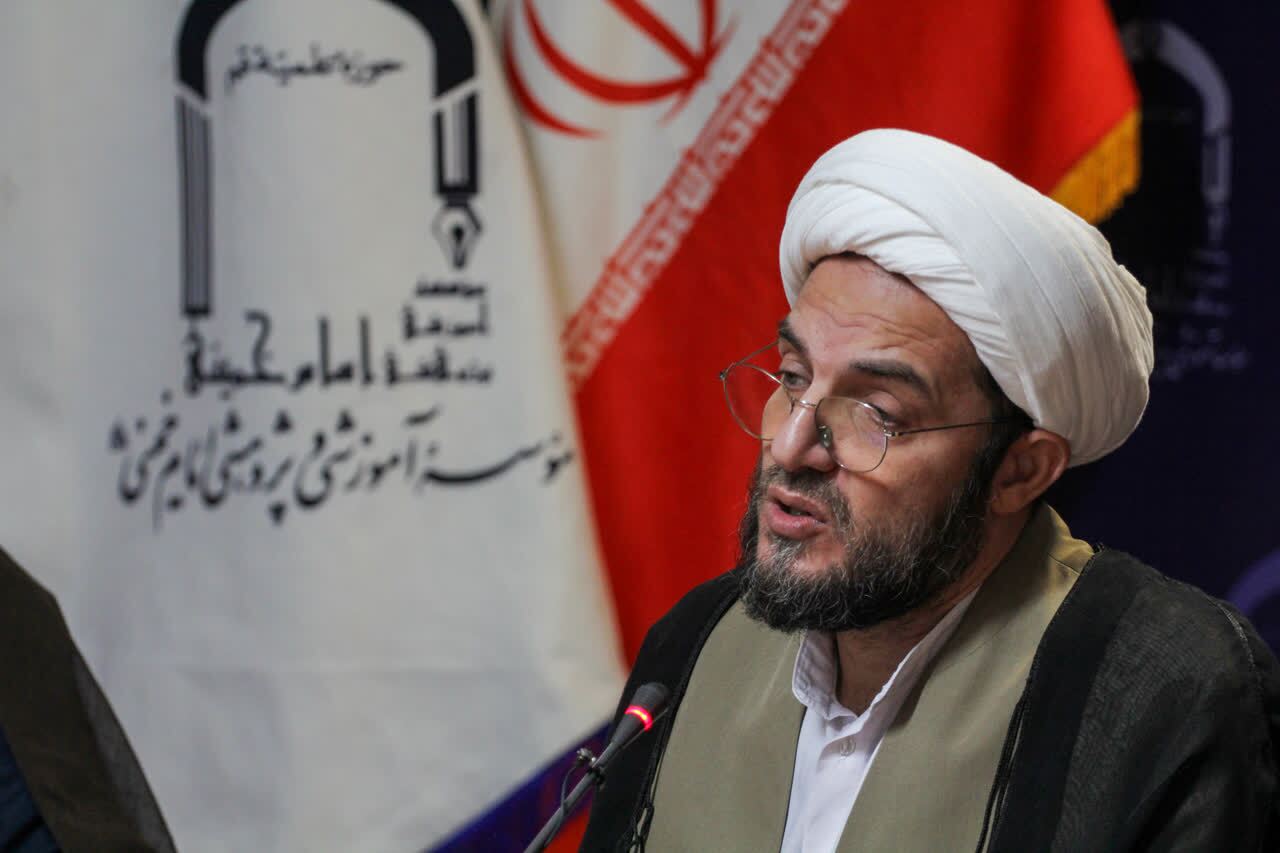 توسعه بازار آزاد و حاکمیت نظام قیمت‌ها نمونه‌ای از نفوذ سکولاریسم در اقتصاد کشورهای اسلامی است