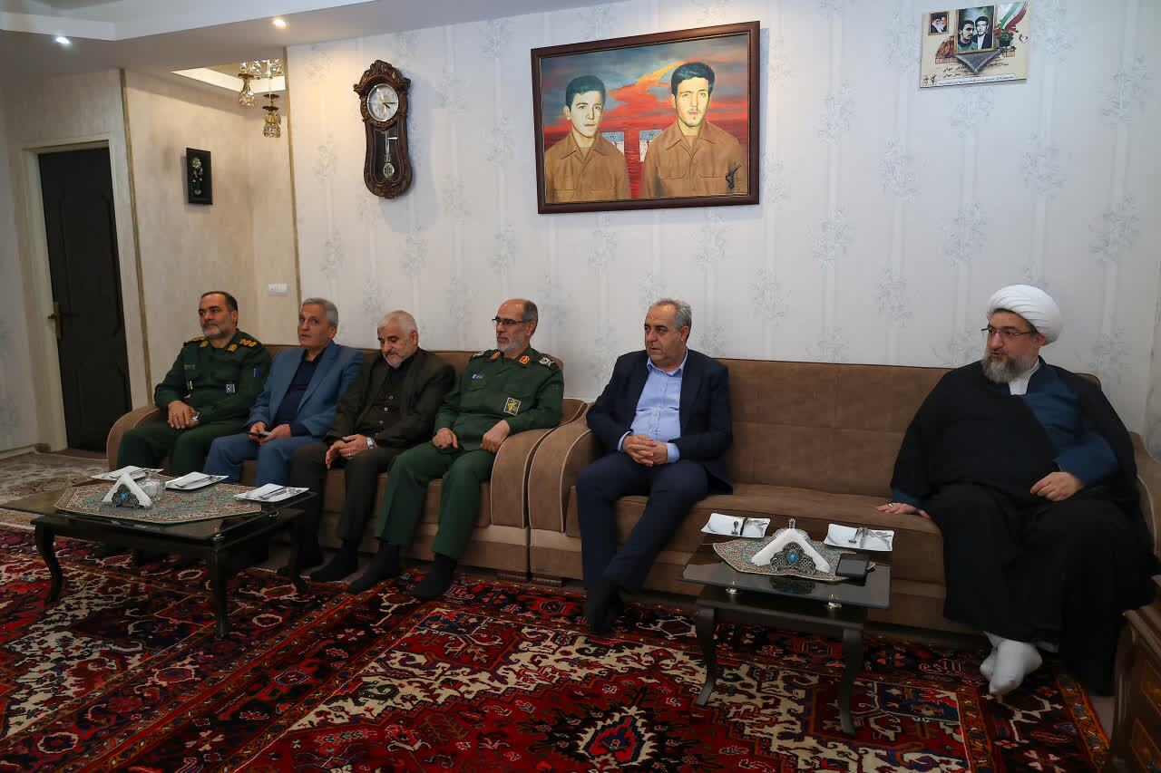 دیدار با خانواده‌های شهدا در هفته بسیج+ تصاویر