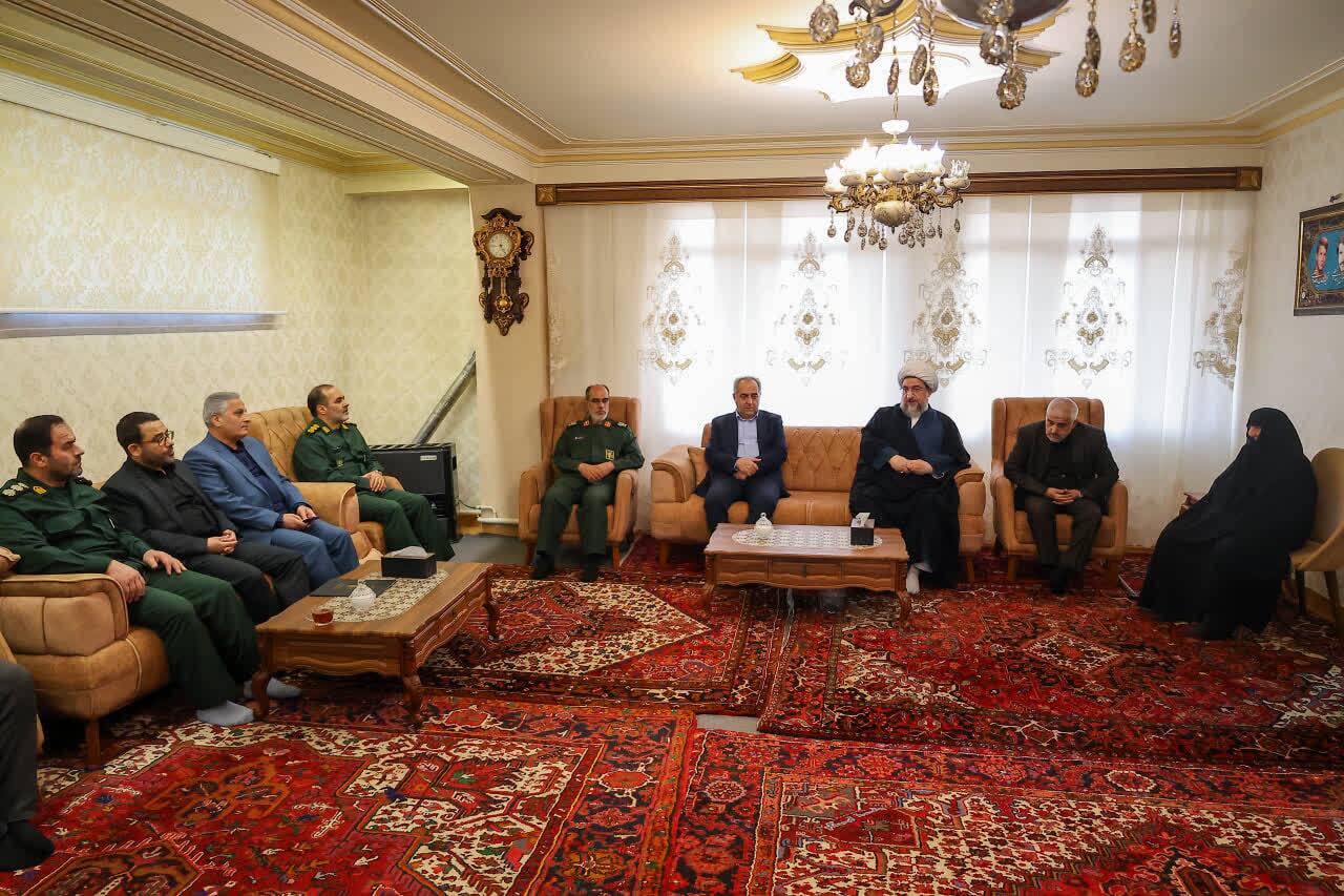 دیدار با خانواده‌های شهدا در هفته بسیج+ تصاویر