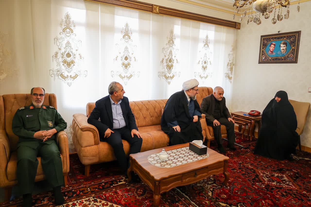 دیدار با خانواده‌های شهدا در هفته بسیج+ تصاویر