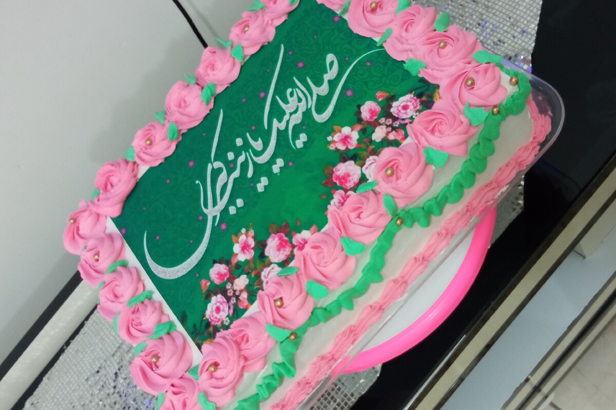 آمادهسازی کیک ۶۰۰ متری به مناسبت ولادت حضرت زینب کبری در حرم مطهر بانوی کرامت + فیلم