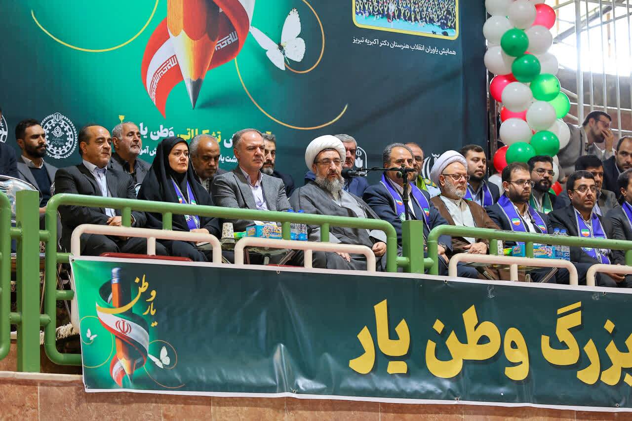 رهبر انقلاب به نسل نوجوان ایران میبالد رهبر انقلاب به نسل نوجوان ایران میبالد