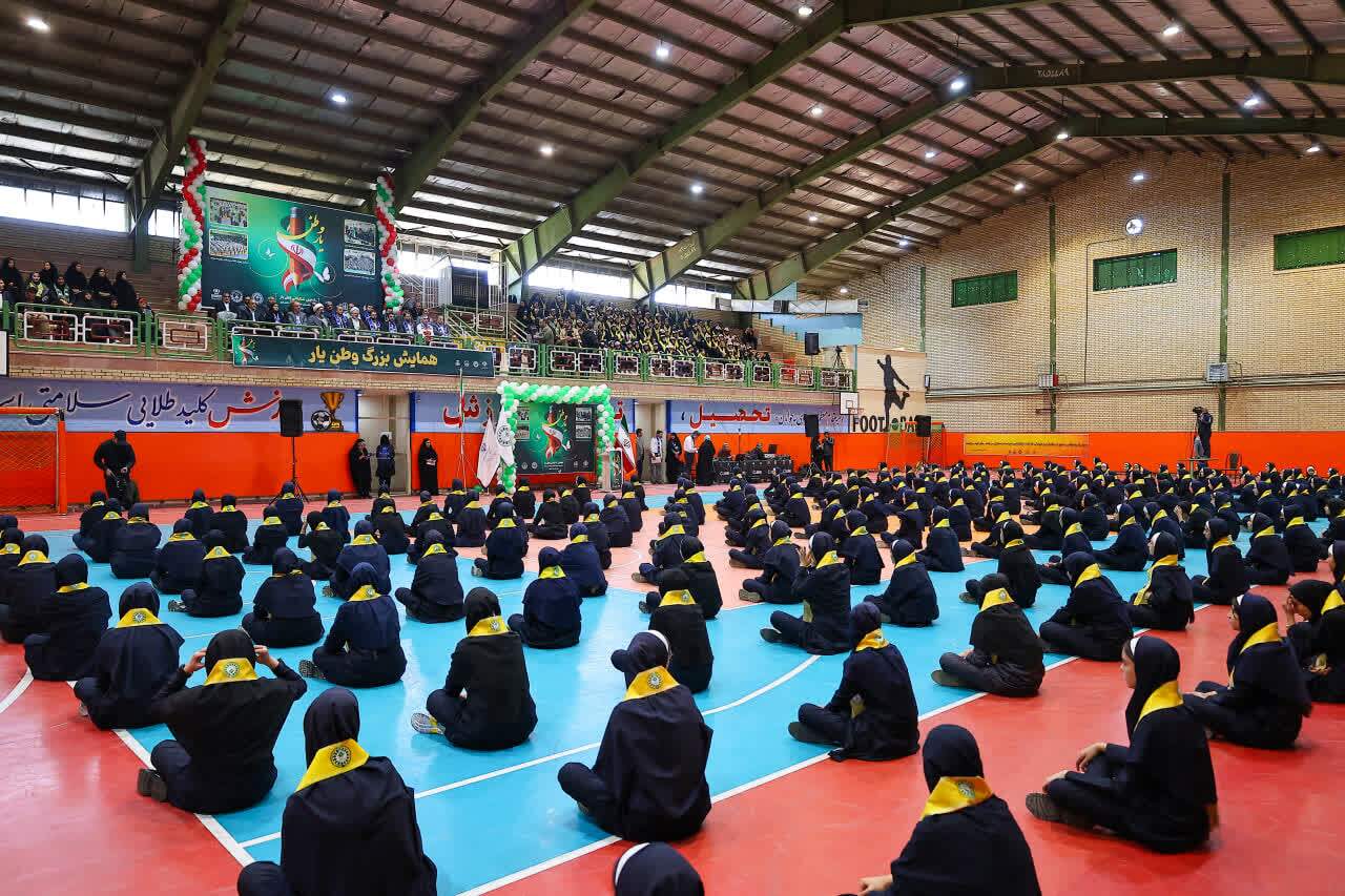 رهبر انقلاب به نسل نوجوان ایران میبالد رهبر انقلاب به نسل نوجوان ایران میبالد