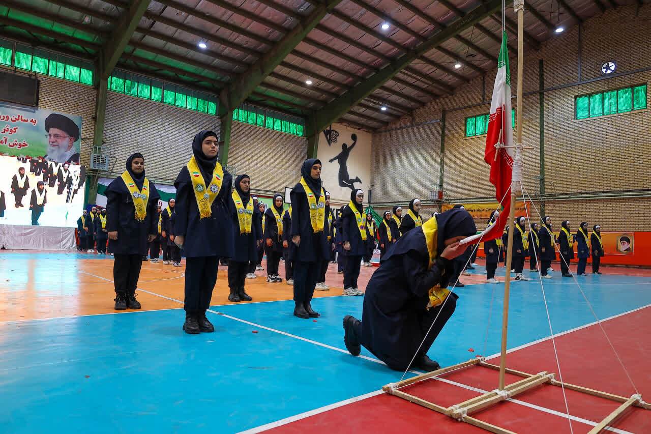 رهبر انقلاب به نسل نوجوان ایران میبالد رهبر انقلاب به نسل نوجوان ایران میبالد