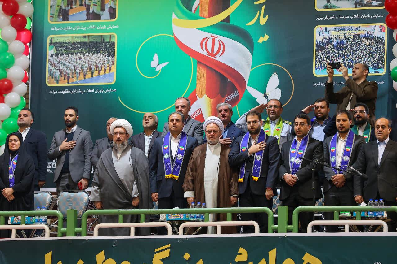 رهبر انقلاب به نسل نوجوان ایران میبالد رهبر انقلاب به نسل نوجوان ایران میبالد