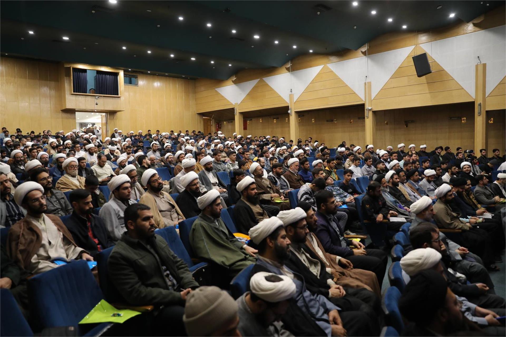 گردهمایی اساتید و طلاب حوزه علمیه استان همدان با حضور آیت الله مروی برگزار شد