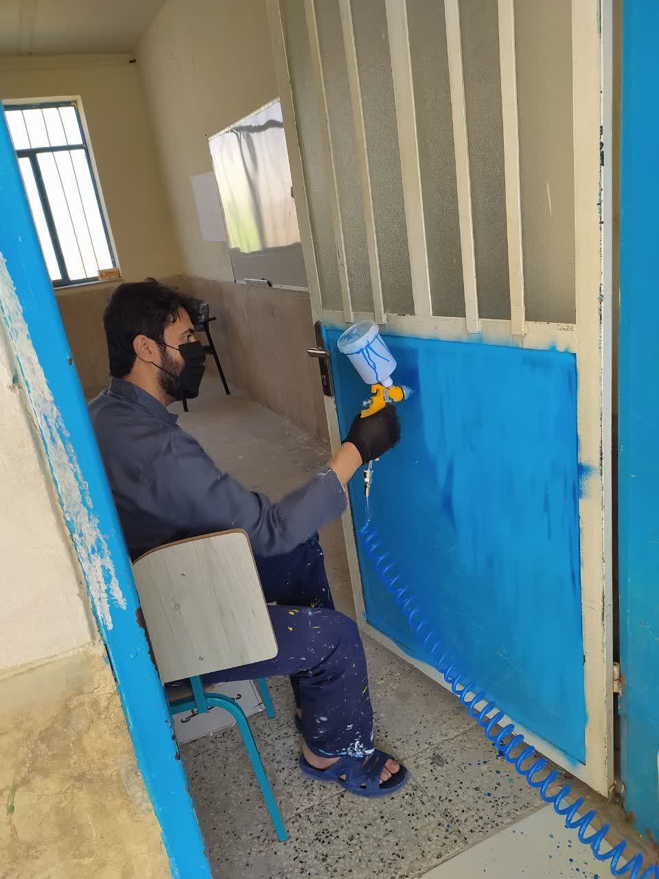 طلاب جهادی بوشهر مدرسه شهید رئیس‌علی دلواری را رنگ‌آمیزی کردند