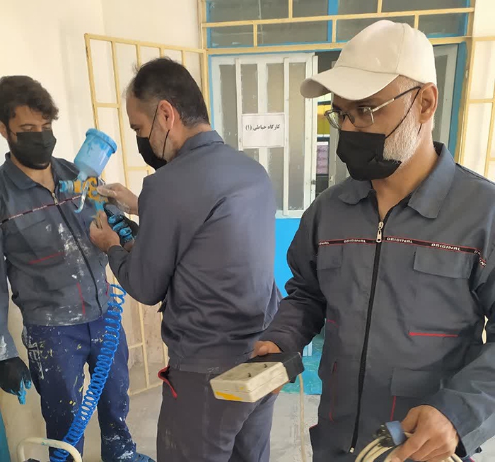 طلاب جهادی بوشهر مدرسه شهید رئیس‌علی دلواری را رنگ‌آمیزی کردند