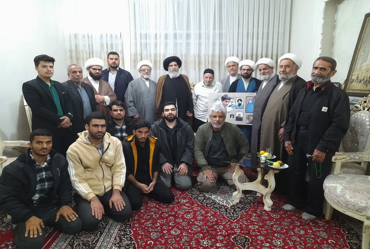 دیدار مدیر و اساتید مدرسه علمیه آیت‌الله یثربی کاشان با خانواده طلبه شهید عابدینی