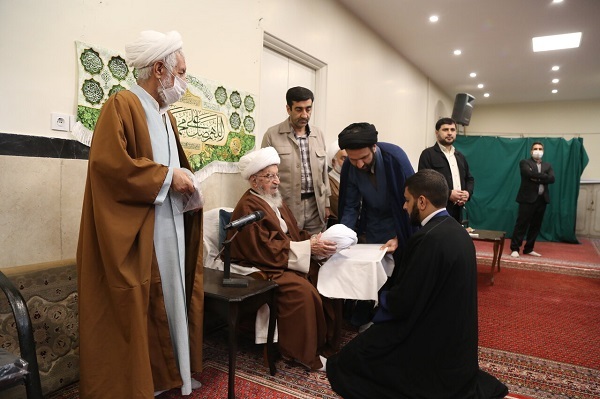 تلبس طلاب مدرسه علمیه منصوریه شیراز توسط آیت الله مکارم شیرازی+عکس