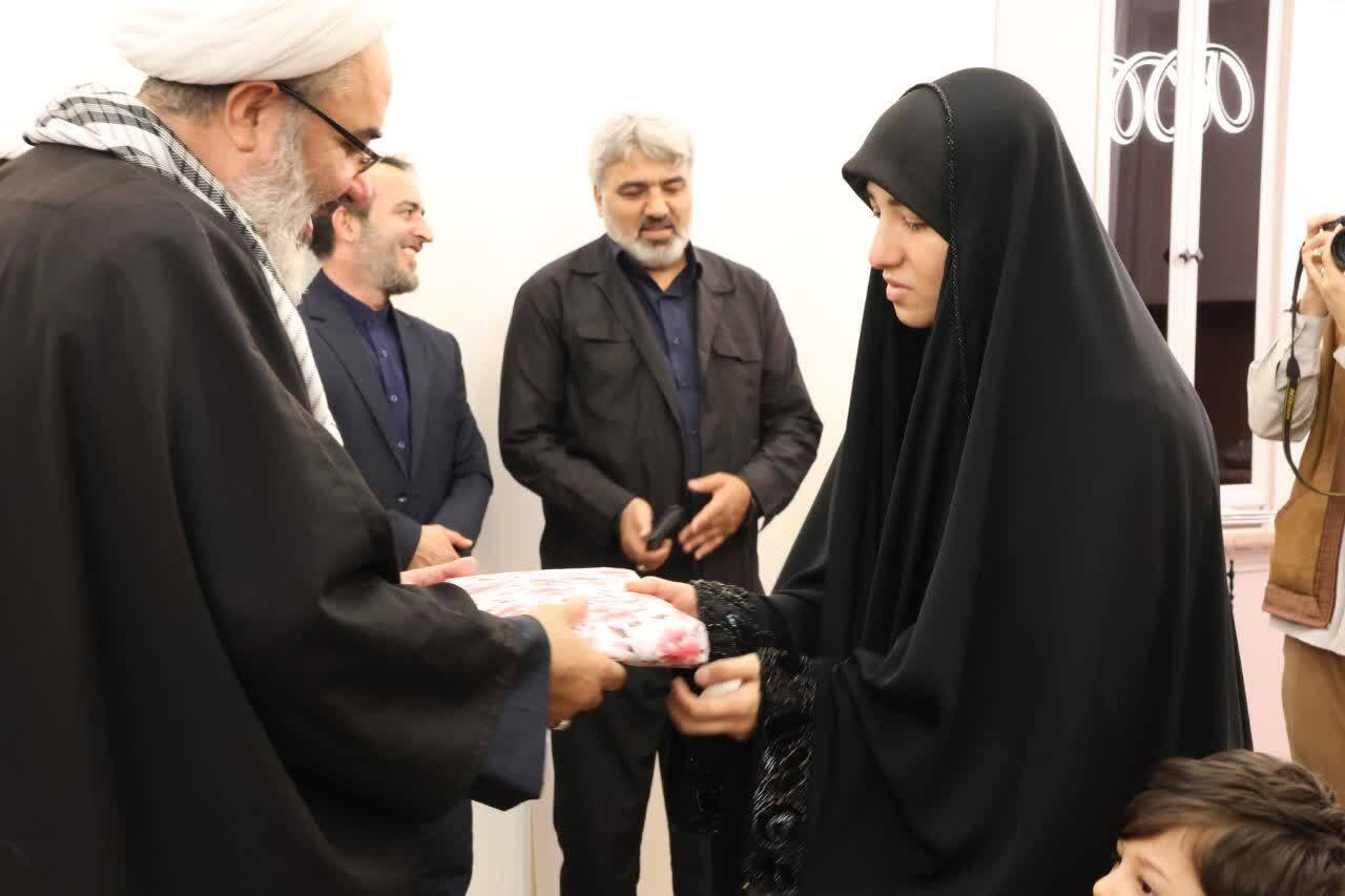دیدار مسئولان حوزوی آذربایجان شرقی با خانواده شهید محدث‌نیا+ تصاویر