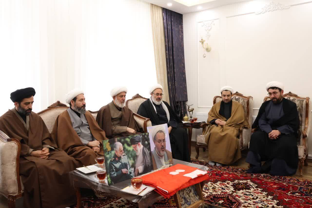 دیدار مسئولان حوزوی آذربایجان شرقی با خانواده شهید محدث‌نیا+ تصاویر