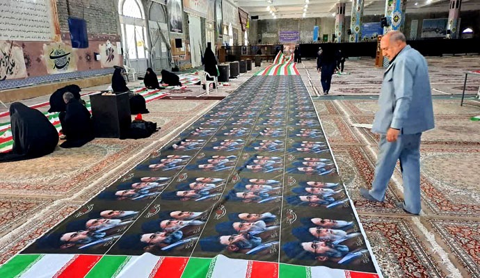دوخت ۲۰ هزار پرچم جمهوری اسلامی ایران در کاشان + عکس