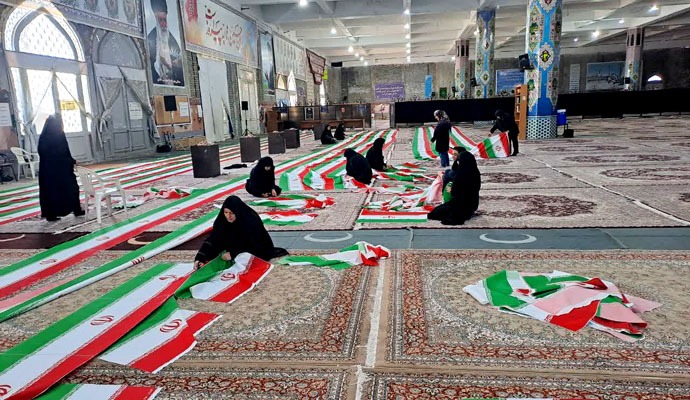 دوخت ۲۰ هزار پرچم جمهوری اسلامی ایران در کاشان + عکس
