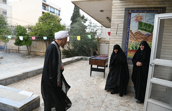 دیدار امام جمعه شیراز با جانبازان و خانواده شهدای جنگ رمضان