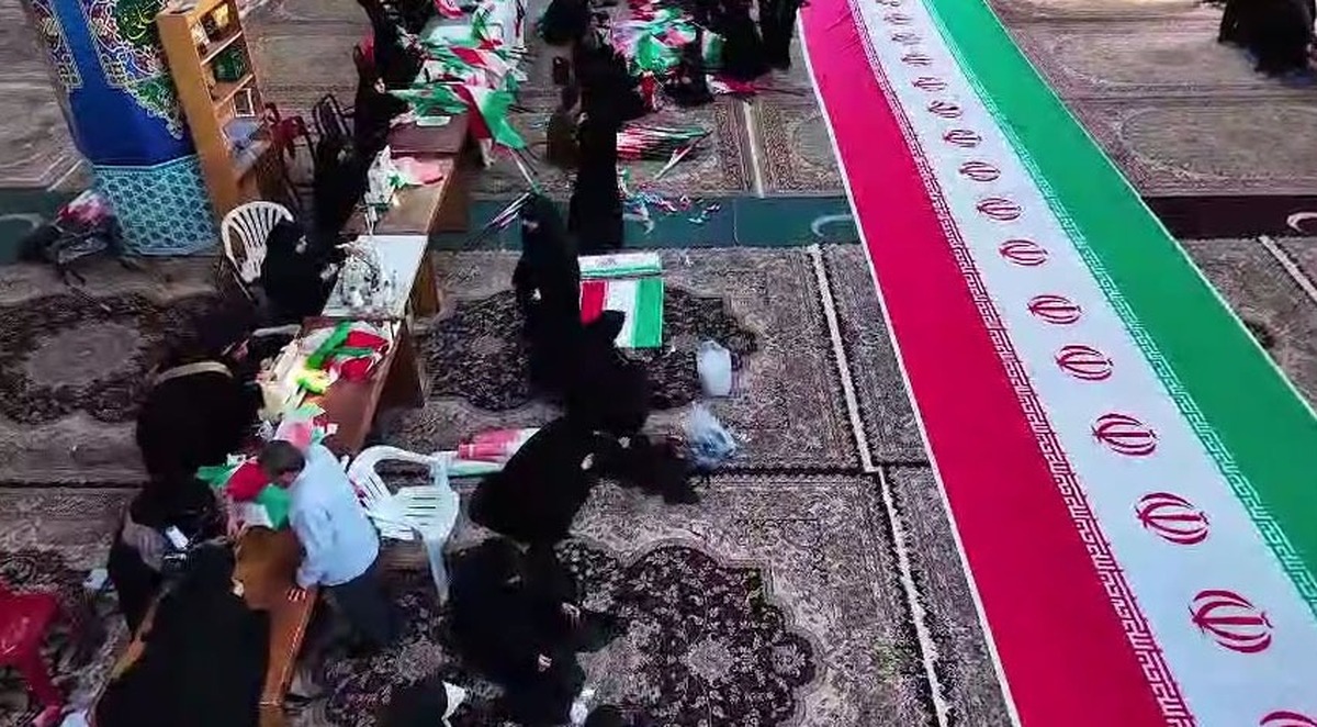 بانوان جهادگر کاشانی پای کار انقلاب / تولید ۲۰ هزار پرچم توسط کاشانی‌ها + فیلم