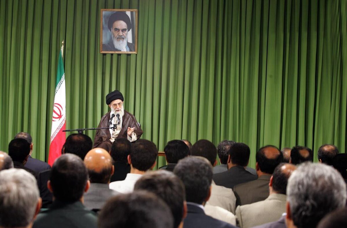 بازخوانی هدایت الهی و رهبری کاریزماتیک شهید امام خامنه‌ای