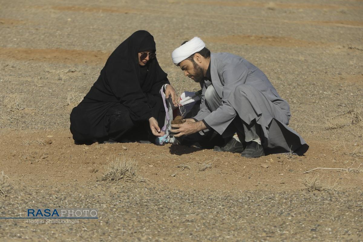 نون و نمک طلبه‌ها با خاک، میوه‌ی مقاومت می‌دهد
