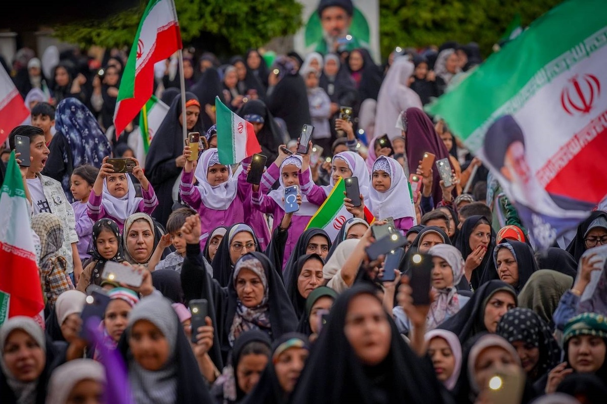 اجتماع بزرگ دختران جان‌فدای ایران در حرم مطهر شاهچراغ برگزار شد