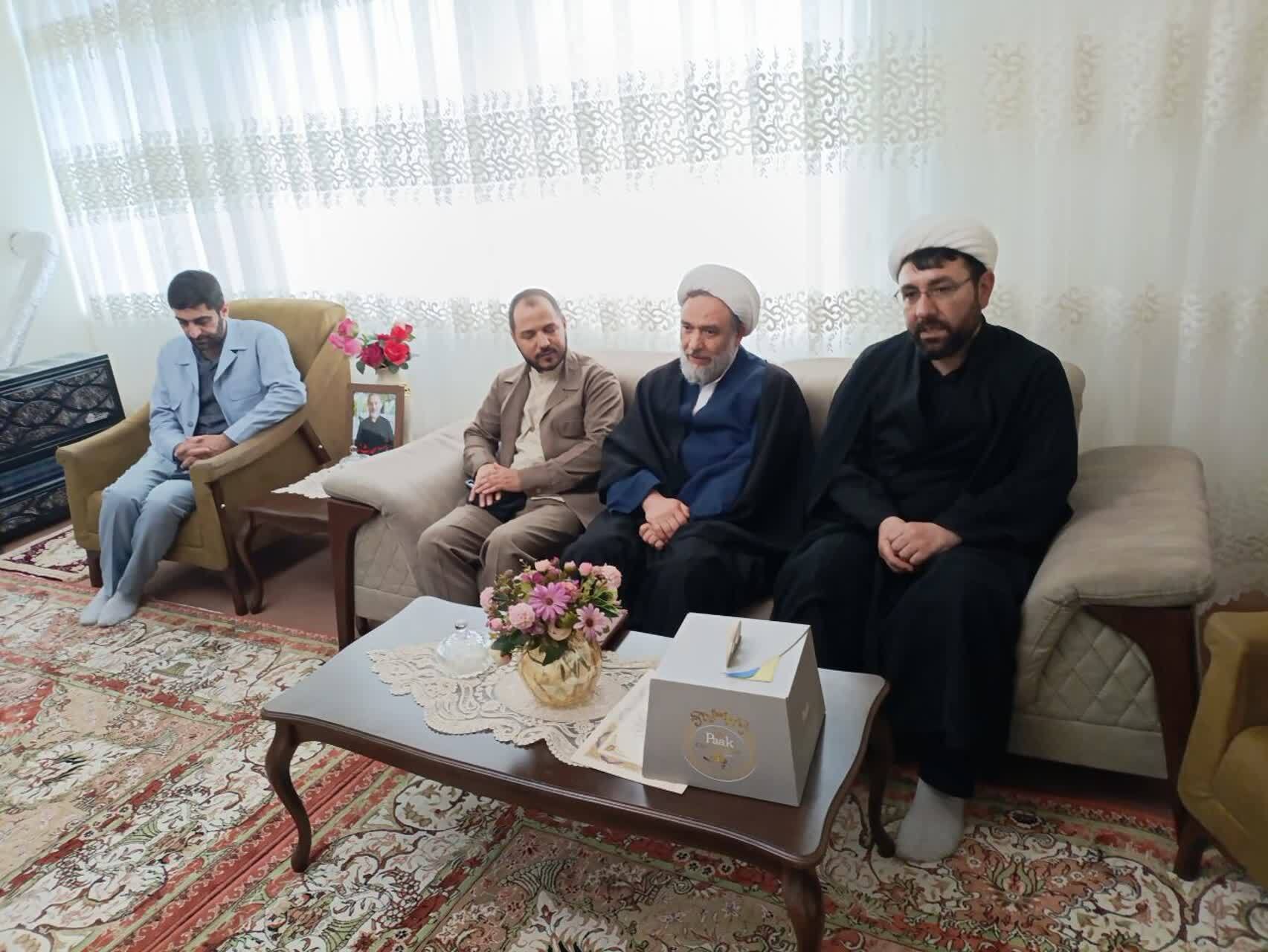 دیدار مسئول بسیج طلاب با مجروح جنگ رمضان و خانواده شهید محدثنیا+ تصاویر دیدار مسئول بسیج طلاب با مجروح جنگ رمضان و خانواده شهید محدثنیا+ تصاویر