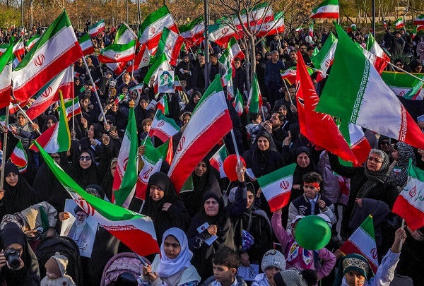 گردهمایی بزرگ مادران و کودکان شیرازی در حمایت از مدافعان وطن