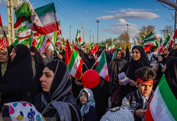 گردهمایی بزرگ مادران و کودکان شیرازی در حمایت از مدافعان وطن