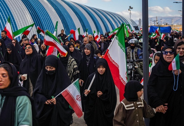 گردهمایی بزرگ مادران و کودکان شیرازی در حمایت از مدافعان وطن
