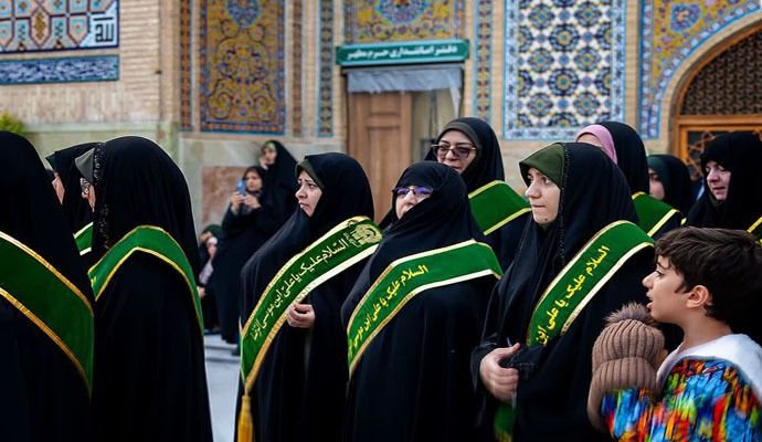 آئین عطر افشانی و گلاب‌پاشی حرم مطهر حضرت معصومه + عکس
