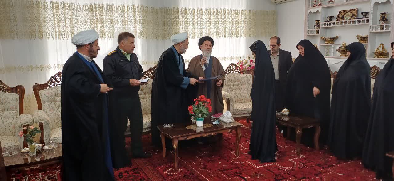 دیدار فرمانده انتظامی بناب با خانواده شهدا+ تصاویر دیدار فرمانده انتظامی بناب با خانواده شهدا+ تصاویر