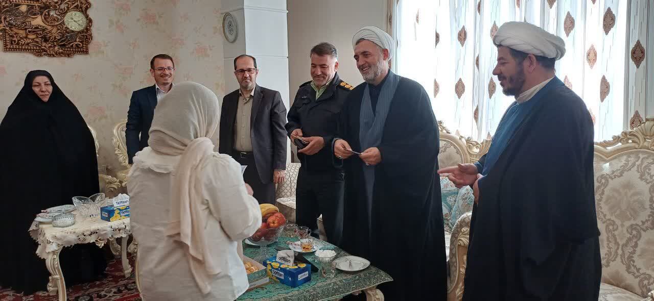 دیدار فرمانده انتظامی بناب با خانواده شهدا+ تصاویر دیدار فرمانده انتظامی بناب با خانواده شهدا+ تصاویر