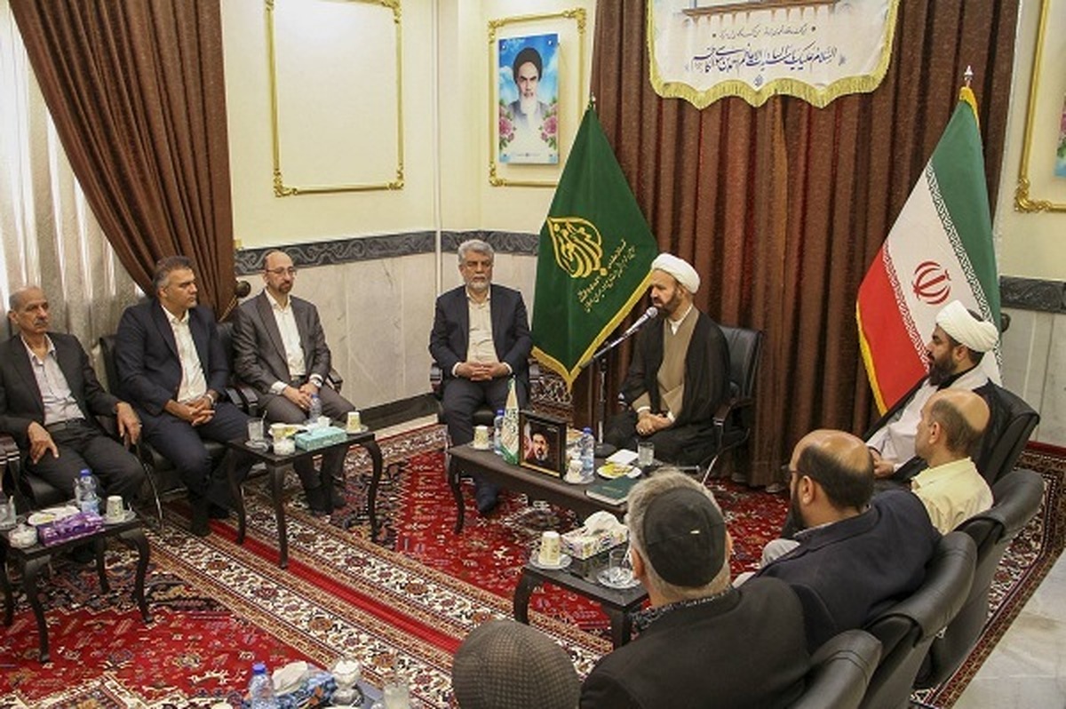 دیدار جمعی از نمایندگان و پیروان ادیان با تولیت حرم شاهچراغ