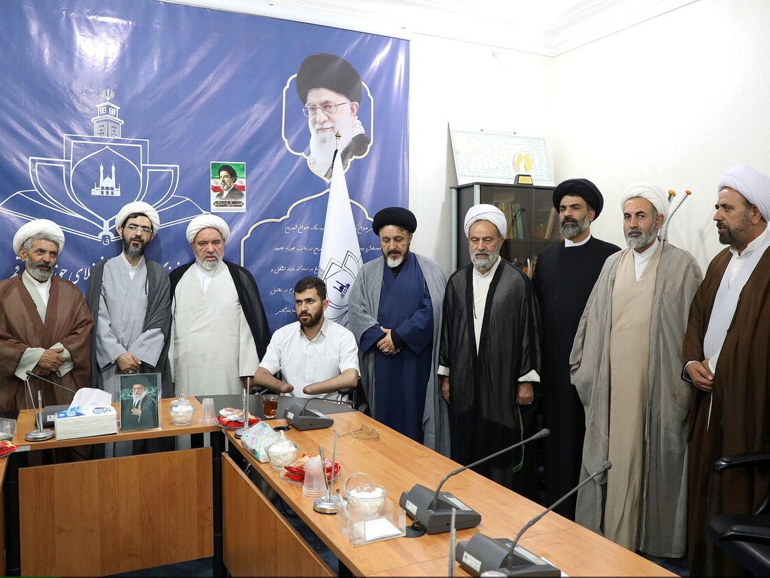 تقدیر و تکریم جانباز دهه هشتادی جنگ رمضان در مجمع نمایندگان طلاب قم تقدیر و تکریم جانباز دهه هشتادی جنگ رمضان در مجمع نمایندگان طلاب قم