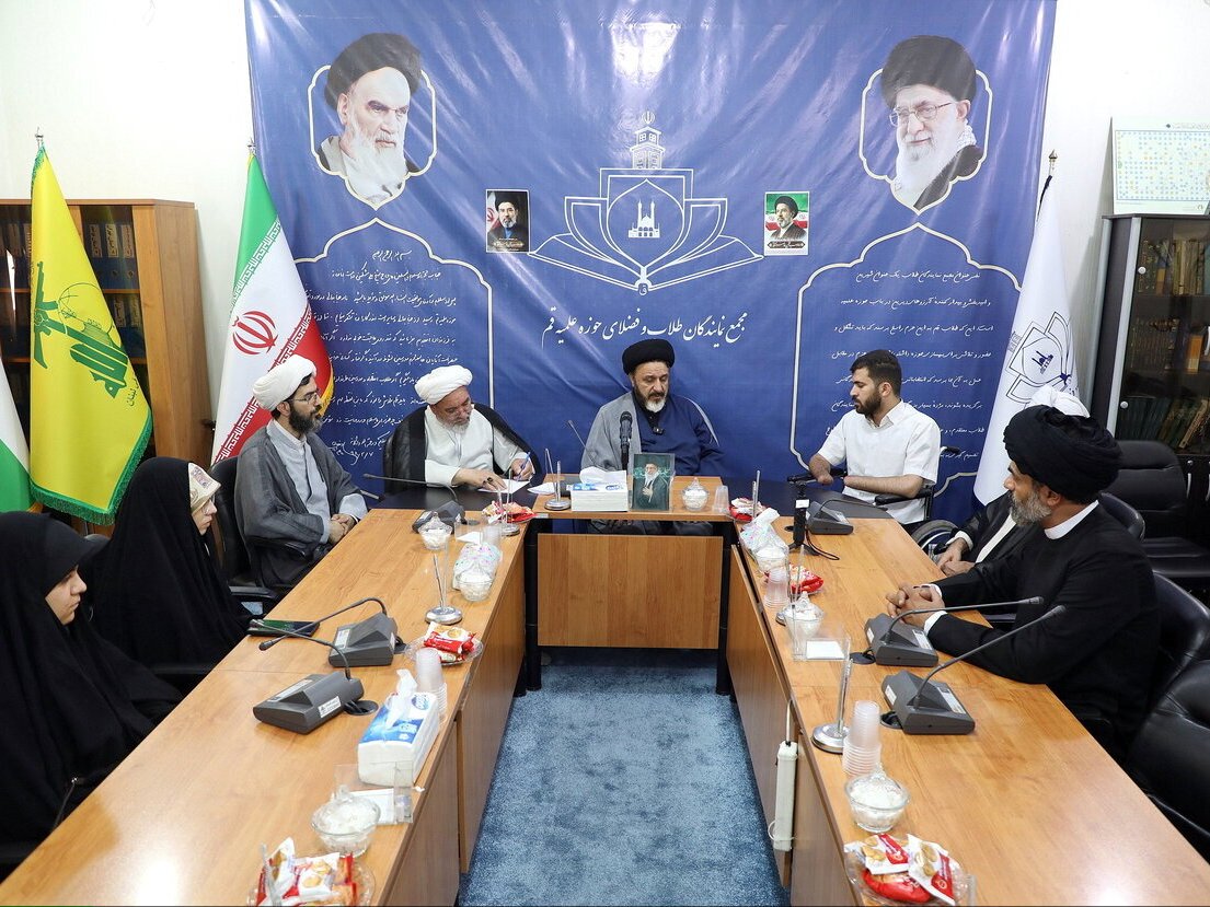 تقدیر و تکریم جانباز دهه هشتادی جنگ رمضان در مجمع نمایندگان طلاب قم تقدیر و تکریم جانباز دهه هشتادی جنگ رمضان در مجمع نمایندگان طلاب قم