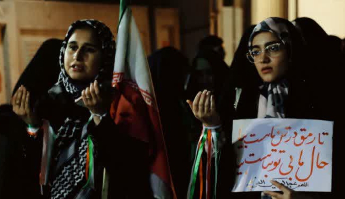 فریاد‌های ملتِ مبعوثِ منتقم، با پلاکارد‌های مردمی + عکس