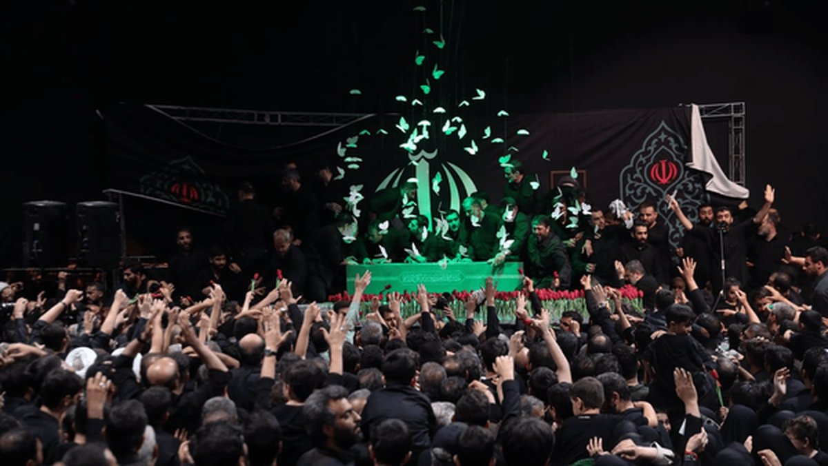 پیکر امام شهید به خانه بازگشت