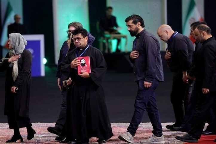 کامل نیست/ ادای احترام مهمانان و مسئولان خارجی به پیکر امام شهید