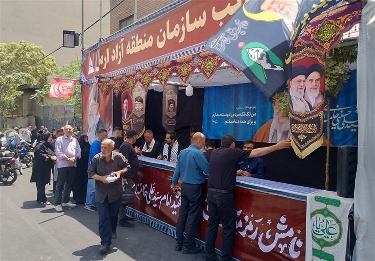 موکب منطقه آزاد ارس در مسیر تشییع رهبرشهید به زائران خدمت‌رسانی می‌کند
